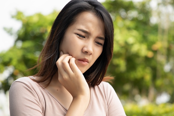 Visit An Emergency Dentist To Stop Oral Injury Bleeding